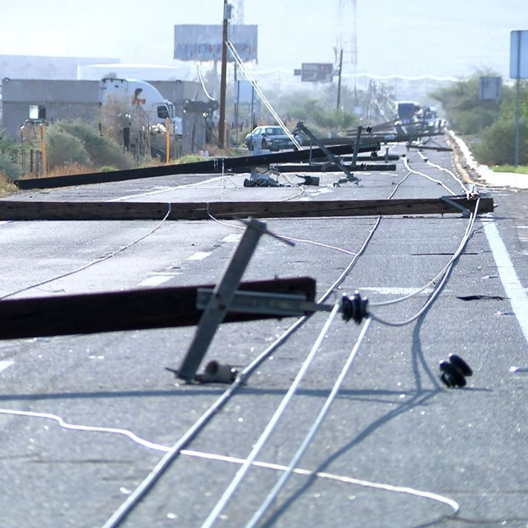 Tormenta Deja Sin Luz a Varias Colonias de Mexicali Tras Caída de Más de 40 Postes